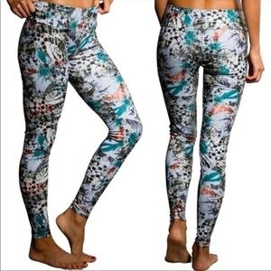 ONZIE FREE SPIRIT NAVAJO FEATHER KALEIDOSCOPE PRINT YOGA LEGGINGS XS